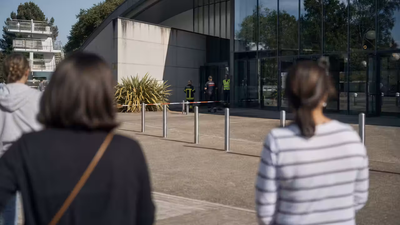 Équipes techniques et secours devant l’entrée d’une piscine publique évacuée, sans usagers identifiables