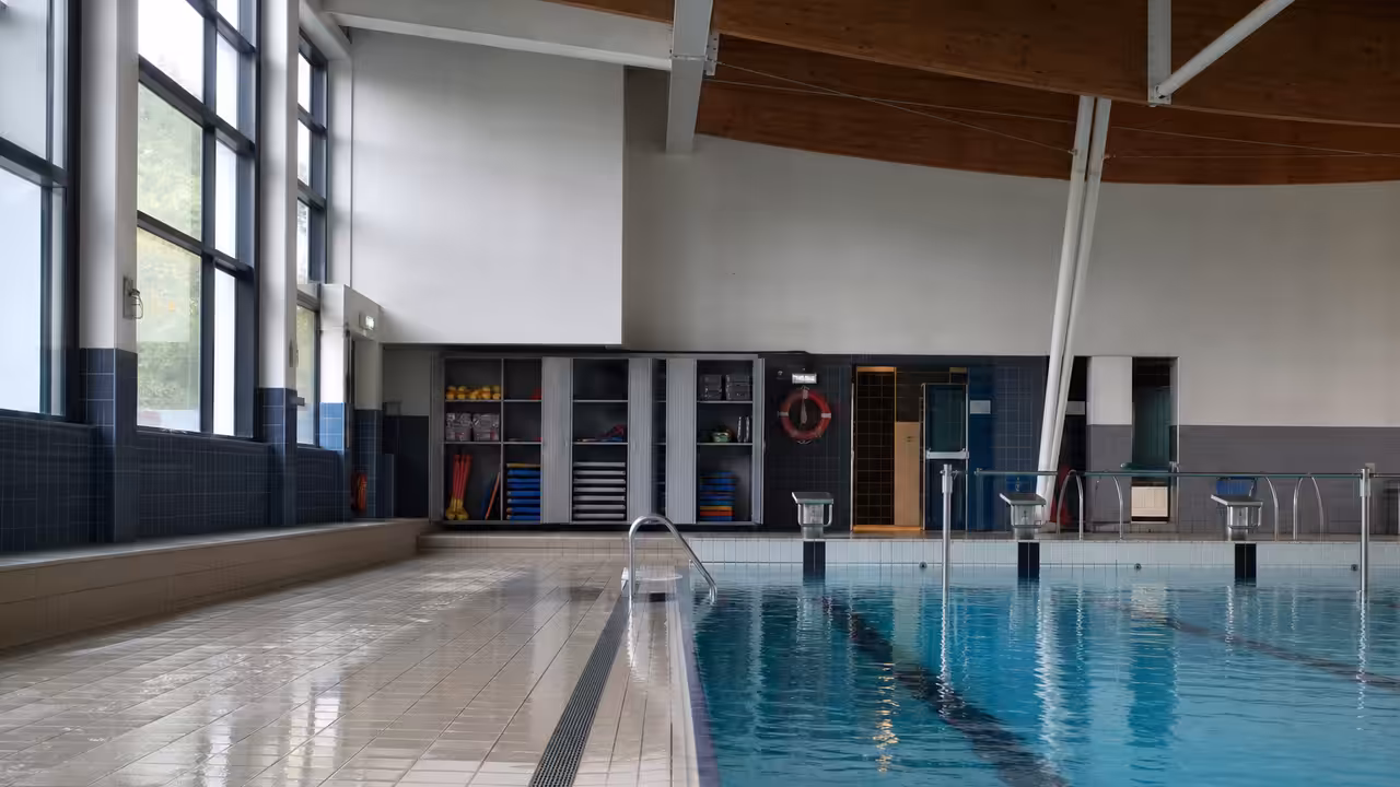 Bassin couvert municipal inoccupé pendant un contrôle technique des équipements de sécurité
