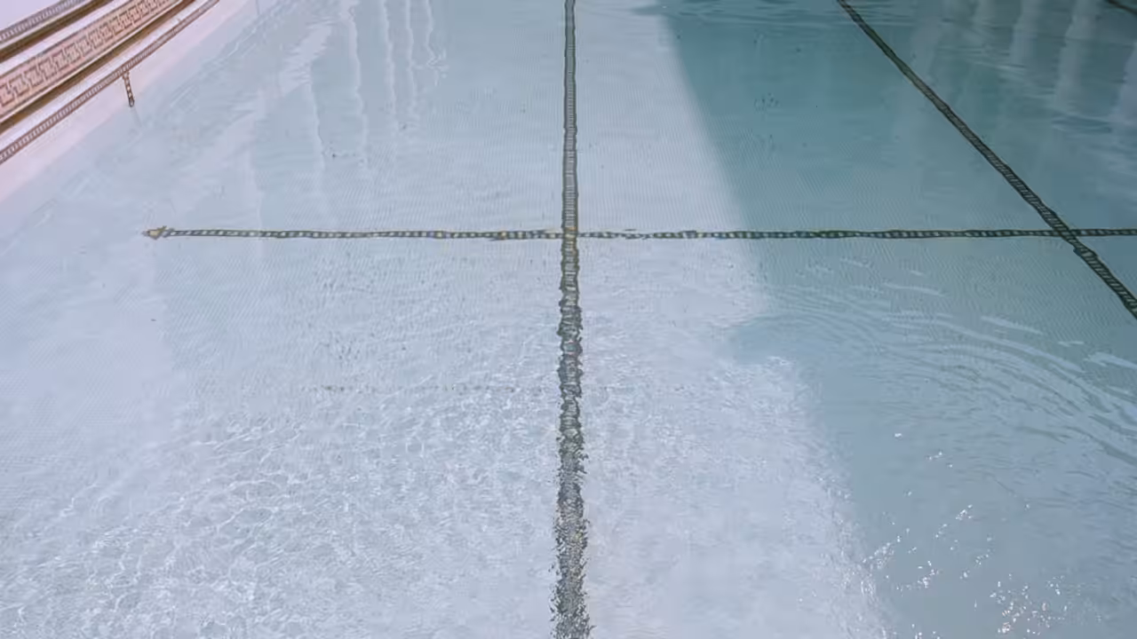 Bassin intérieur historique de la piscine Saint-Georges à Rennes, voûte Art déco et mosaïques murales
