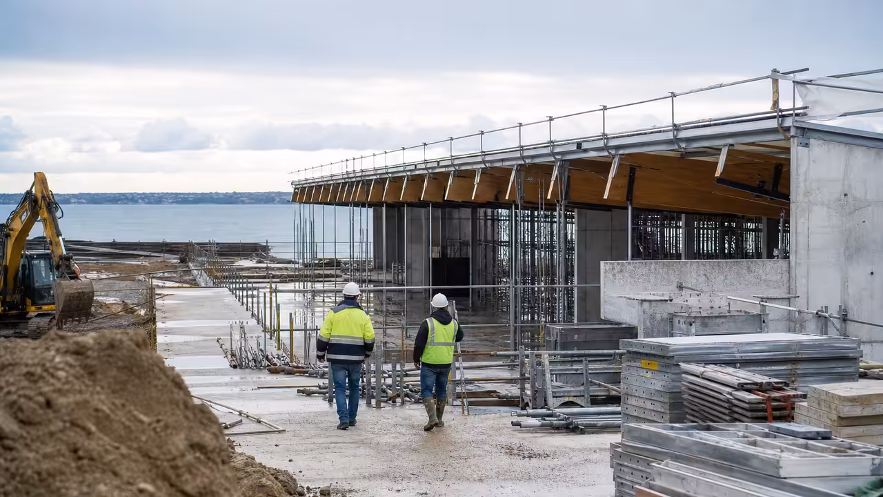 Chantier d’une piscine municipale avec structure neuve, engins et installation technique en arrière-plan