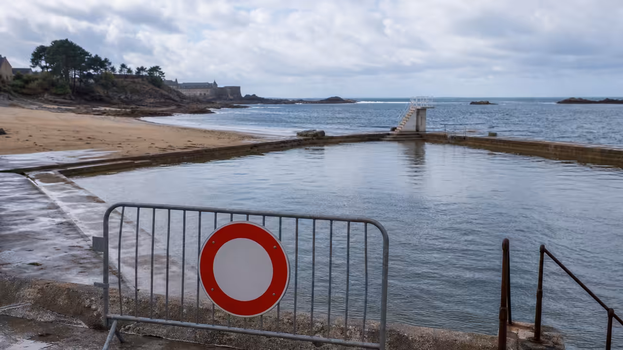Barrières signalant une interdiction de baignade près d’une piscine de mer sur le littoral breton