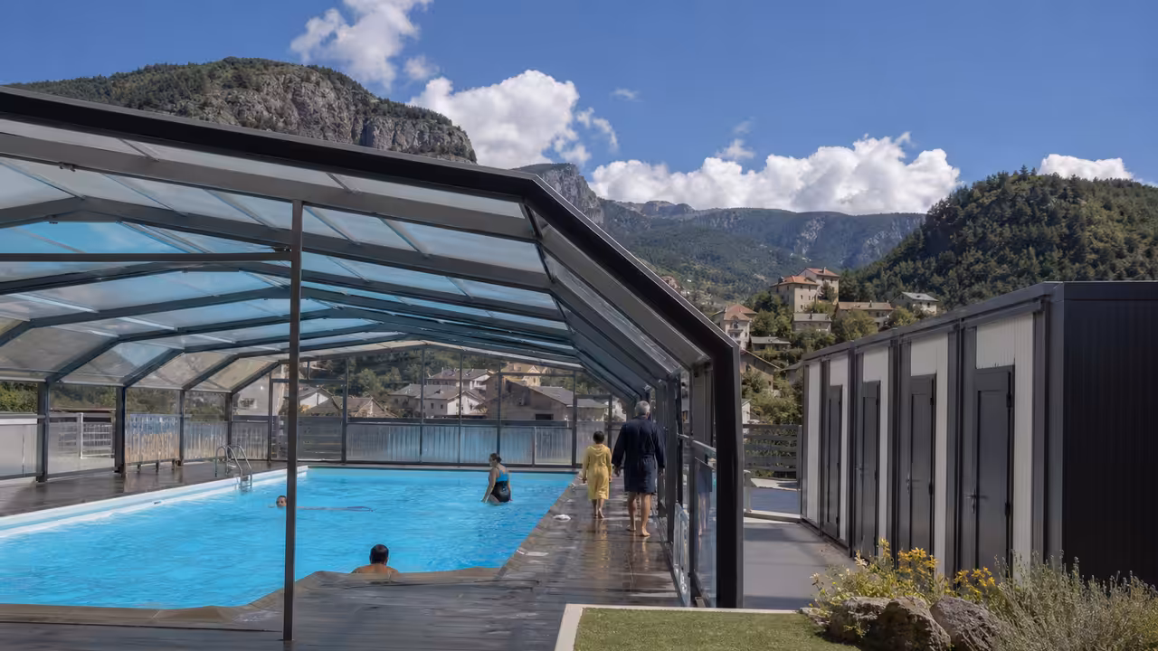 Bassin mobile chauffé installé dans un paysage alpin, avec vestiaires temporaires à proximité