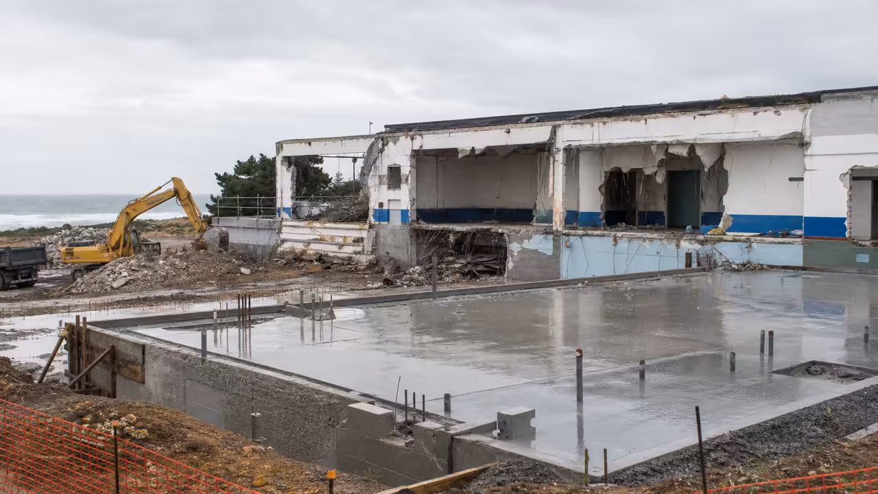 Chantier d’un centre aquatique municipal avec structure de bassin intérieur et équipements techniques