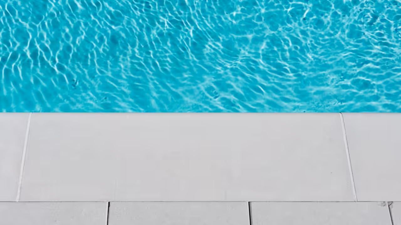 Bassin de natation intérieur rénové avec lignes d’eau, vestiaires lumineux et accès adapté aux usagers
