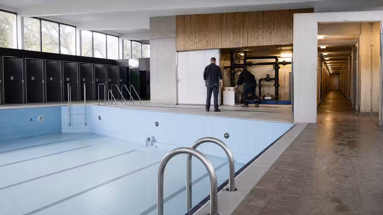 Bassin de piscine publique vide pendant une intervention de maintenance sur les équipements techniques