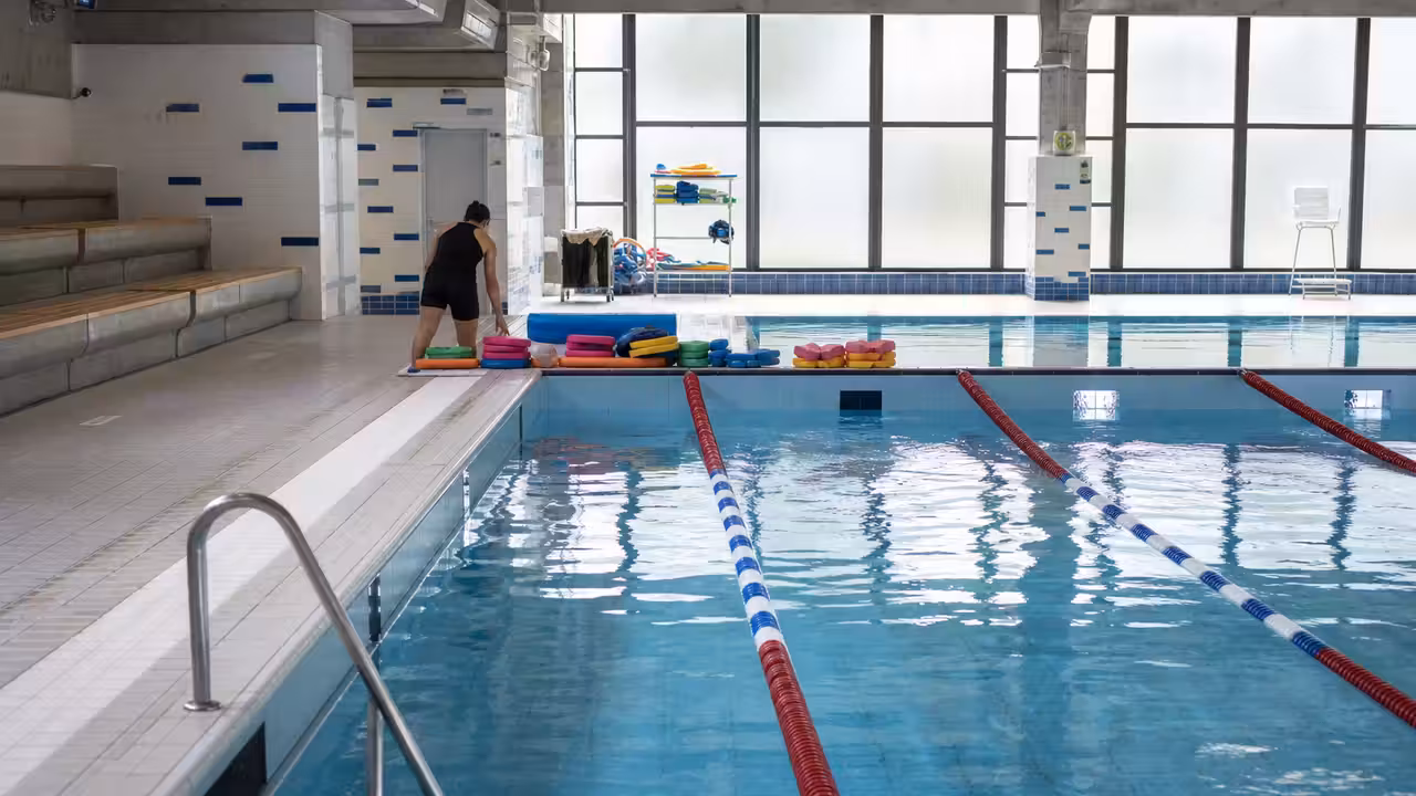 Bassin couvert d’une piscine municipale préparé pour une séance d’initiation à la natation des jeunes enfants