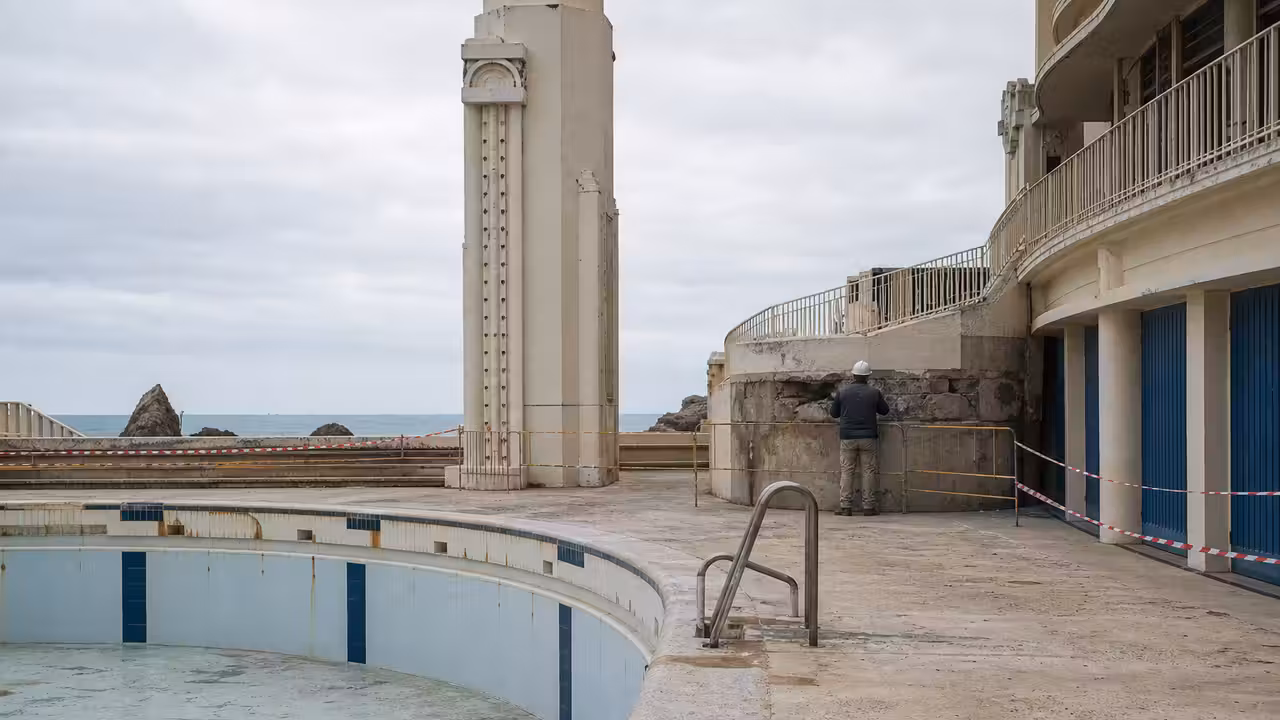 Structure en béton d’une piscine publique en rénovation, avec zones d’armatures inspectées près du bassin