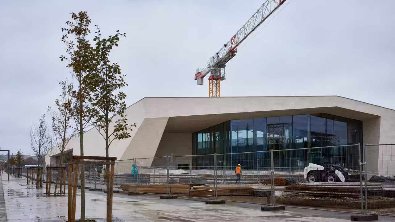 Vue extérieure d’un complexe aquatique urbain en chantier au bord des quais de Bordeaux