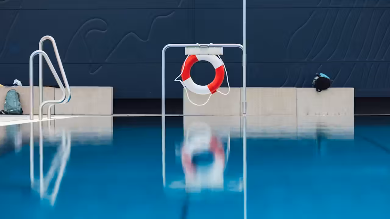 Bassin couvert vide d’une piscine publique pendant une fermeture temporaire et des contrôles techniques.