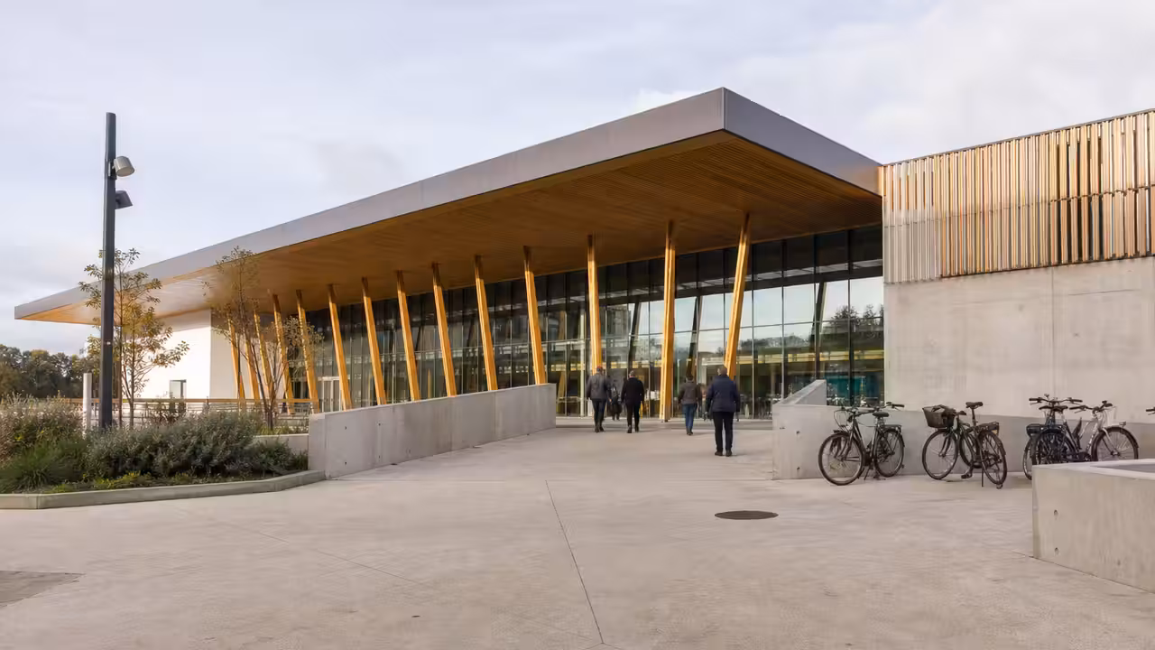 Bassin municipal couvert vide, illustrant les choix de financement et d'usage d'un équipement aquatique public