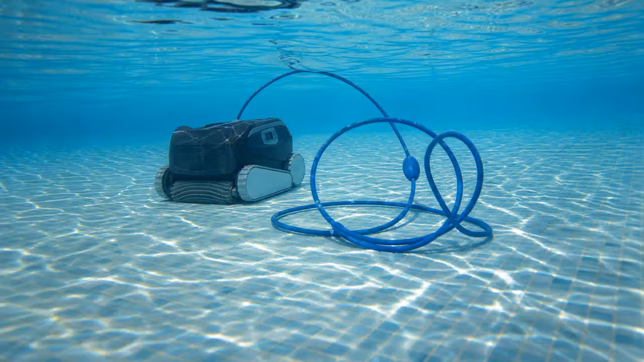 Câble de robot de piscine électrique formant une boucle serrée sous l'eau près de l'appareil