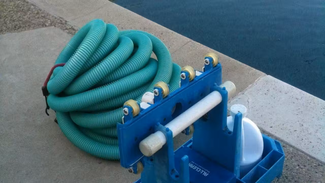 Coffret de filtration connecté et régulateur de pH installés dans le local technique d’une piscine privée