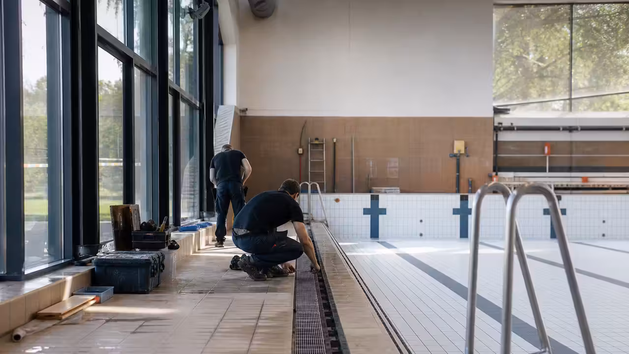 Bassin couvert de piscine publique vide pendant une opération de nettoyage et de maintenance technique
