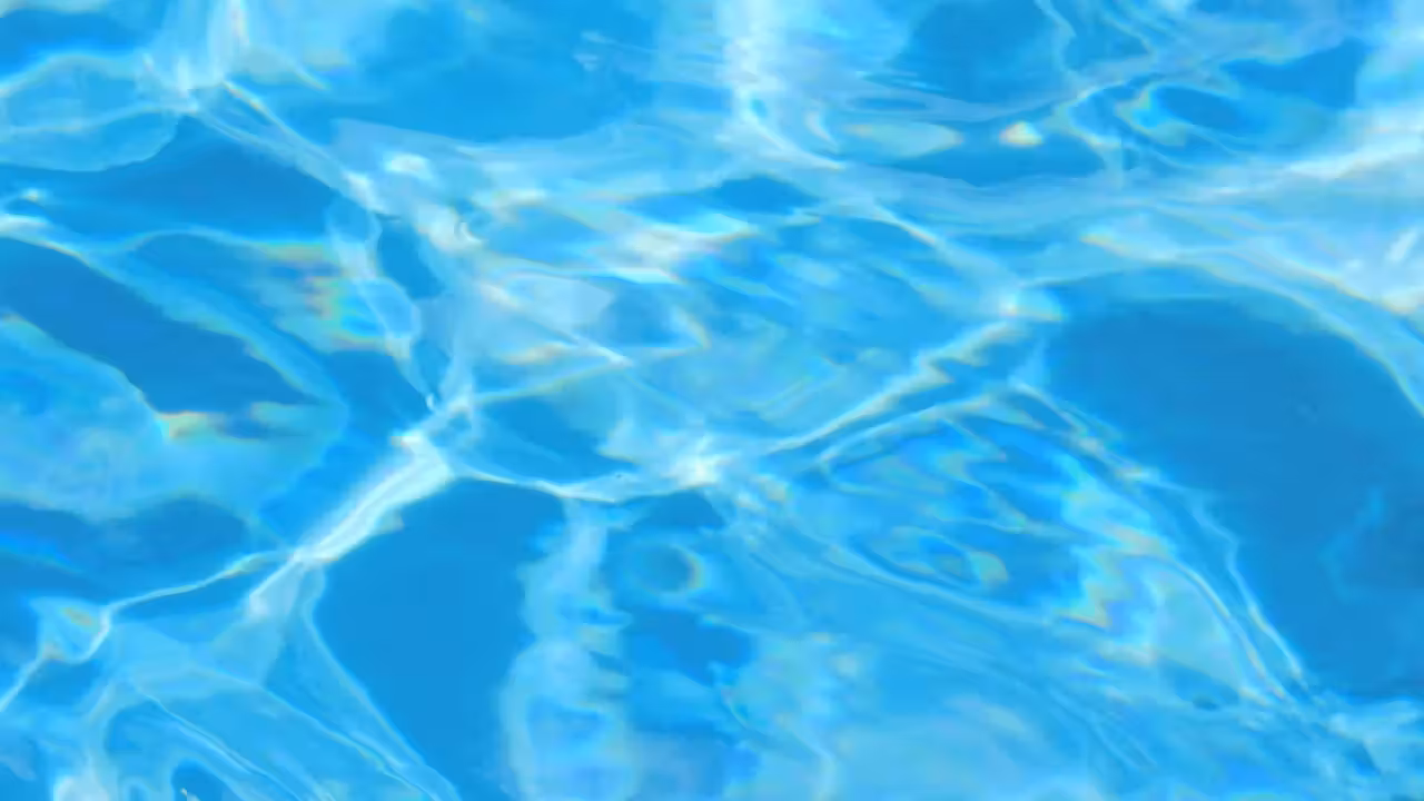 Plans architecturaux et casque de chantier préparant la construction d’une piscine municipale