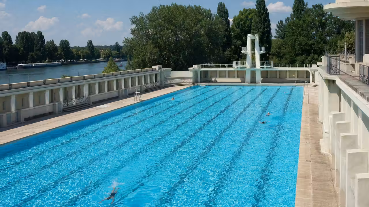 Piscine extérieure La Plage à Pontivy, bassin de nage et architecture Art déco au bord du Blavet