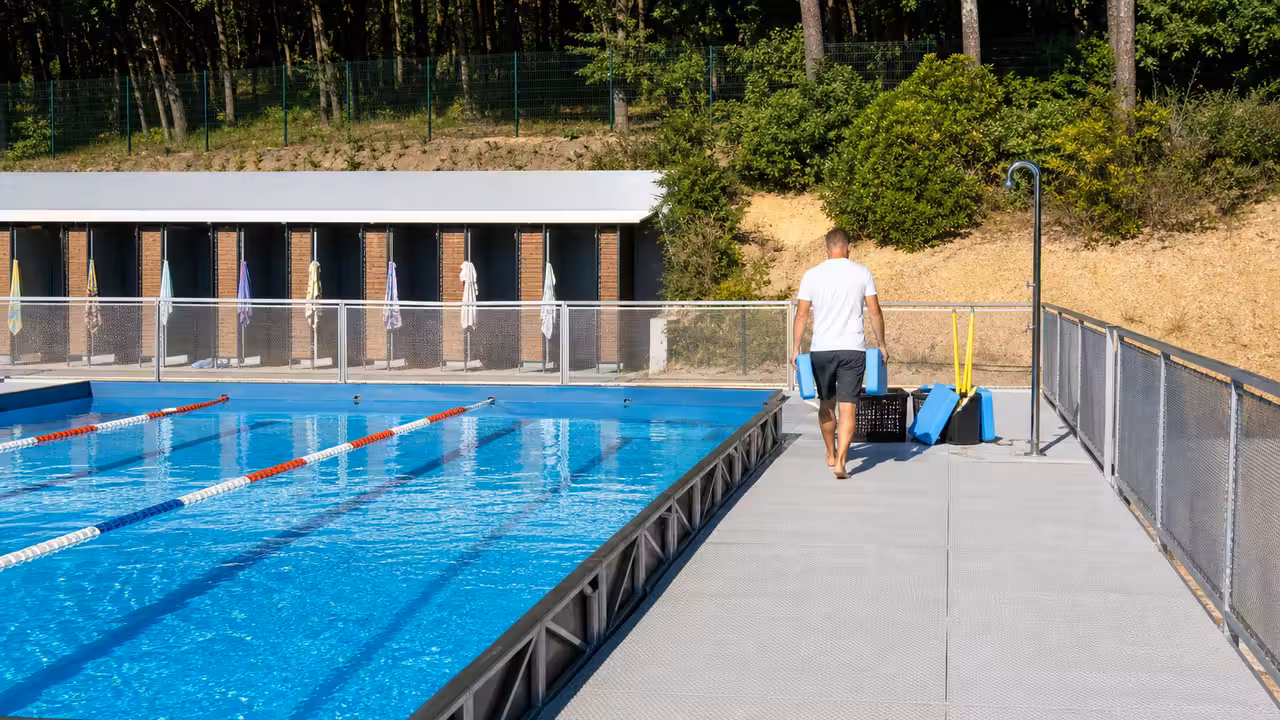 Bassin temporaire extérieur de taille moyenne prêt pour une séance d’apprentissage de la natation