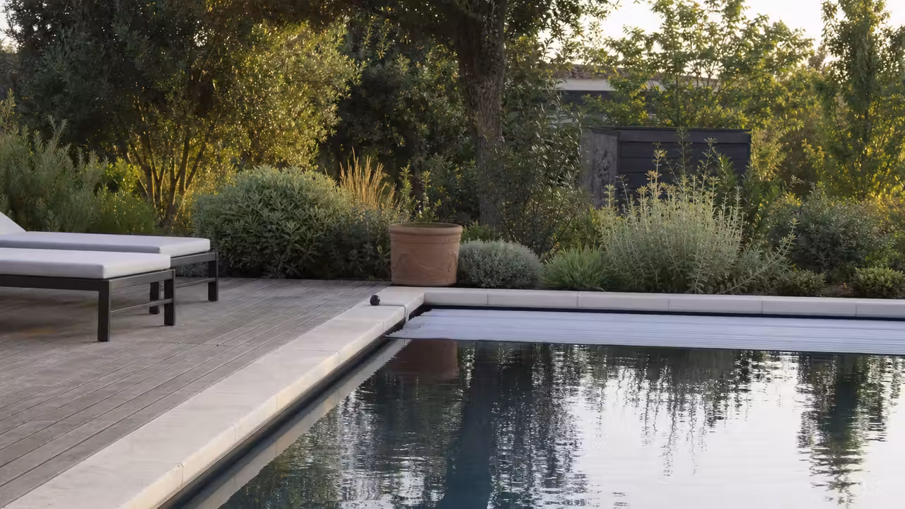Piscine contemporaine dans un jardin, avec couverture discrète et équipements de filtration intégrés