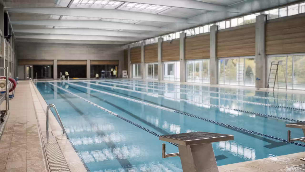 Bassin sportif couvert de 50 mètres en phase de préparation avant son ouverture au public