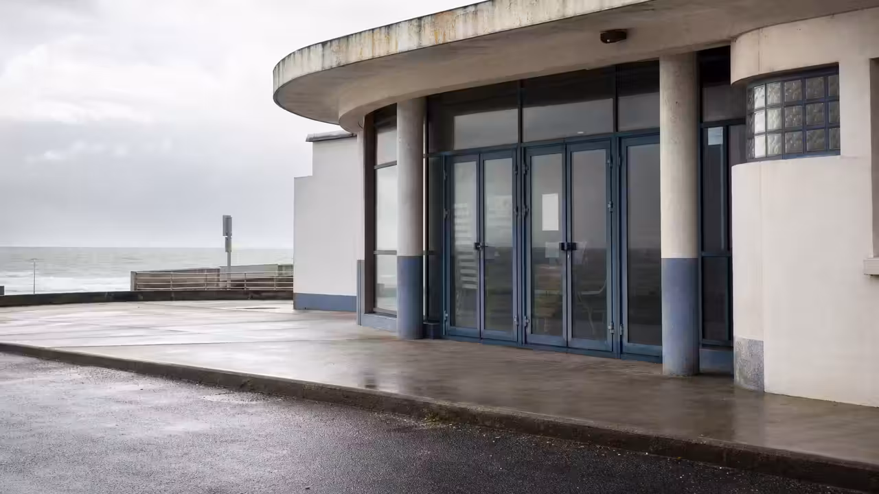 Entrée vitrée d’un centre aquatique municipal fermé face au front de mer de Dieppe