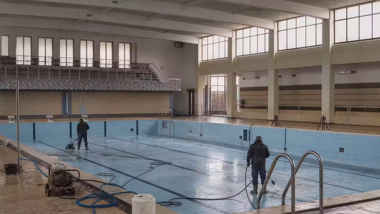 Bassin couvert vide pendant une opération de nettoyage et de maintenance dans une piscine municipale