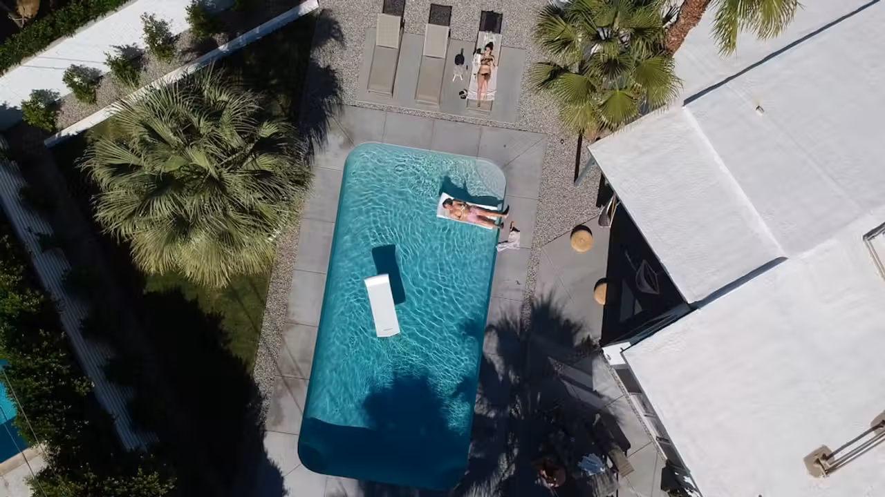 Bassin intérieur de piscine municipale vidé pendant une opération de nettoyage et de maintenance hivernale