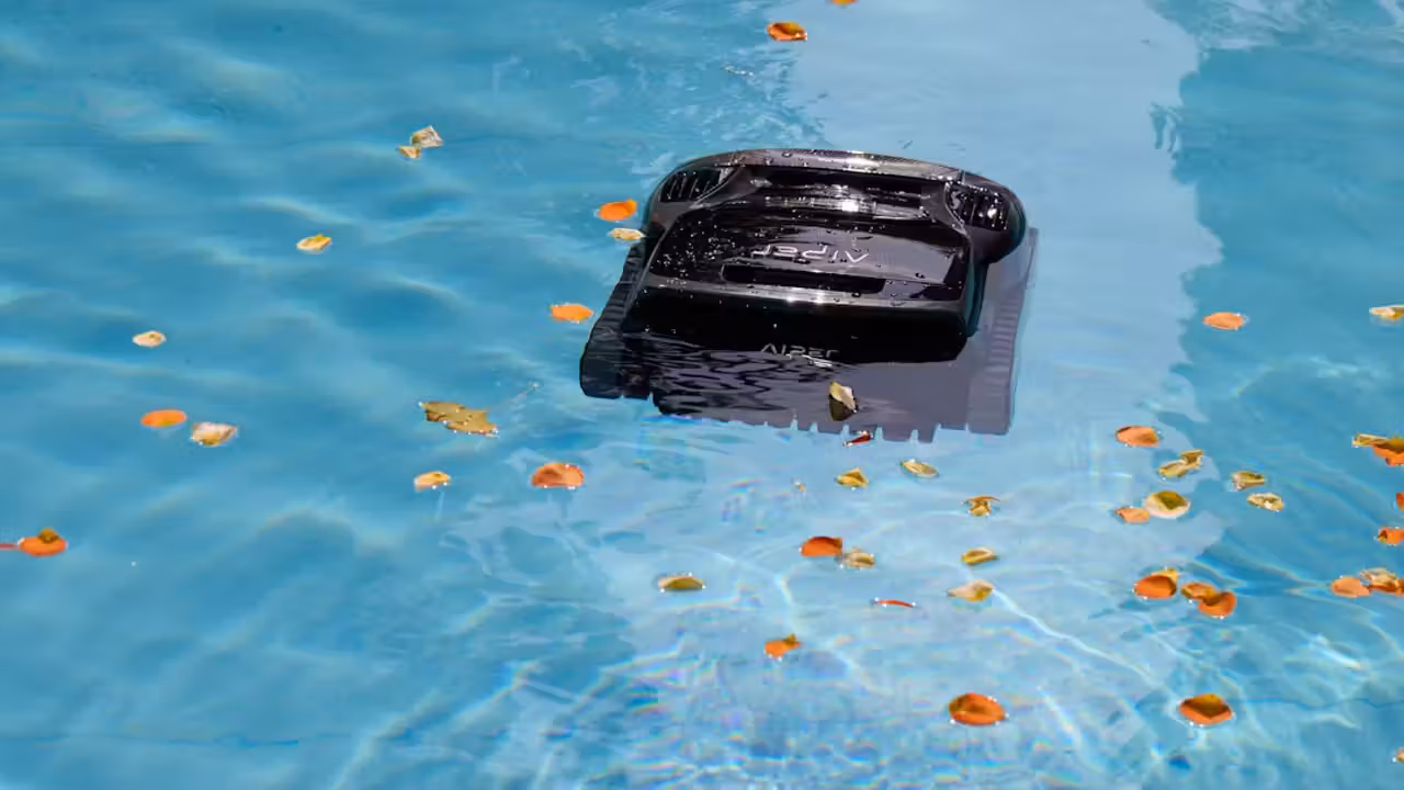 Bassin sportif intérieur vide pendant une maintenance technique dans un centre aquatique municipal