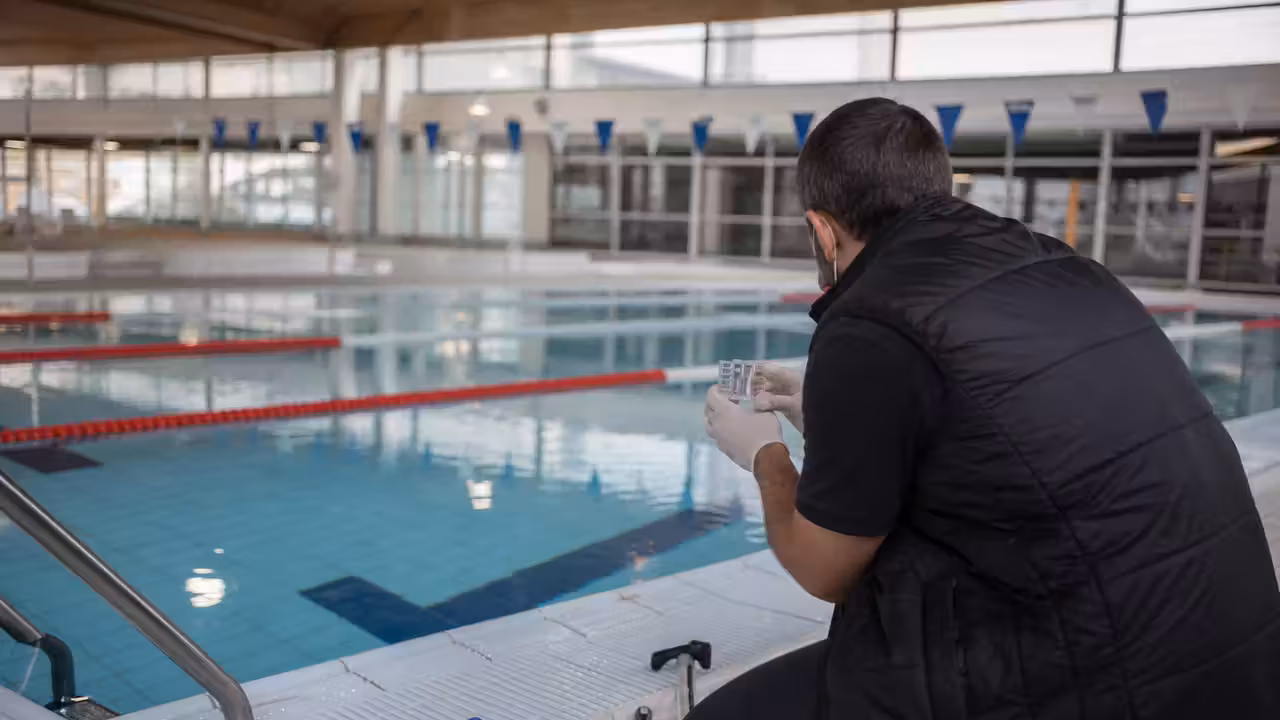 Bassin intérieur municipal vide pendant une intervention de contrôle de la qualité de l’eau