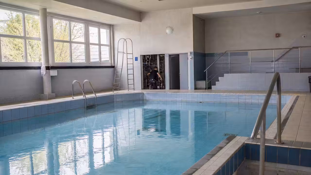 Bassin intérieur municipal vide pendant une intervention technique sur les réseaux de filtration