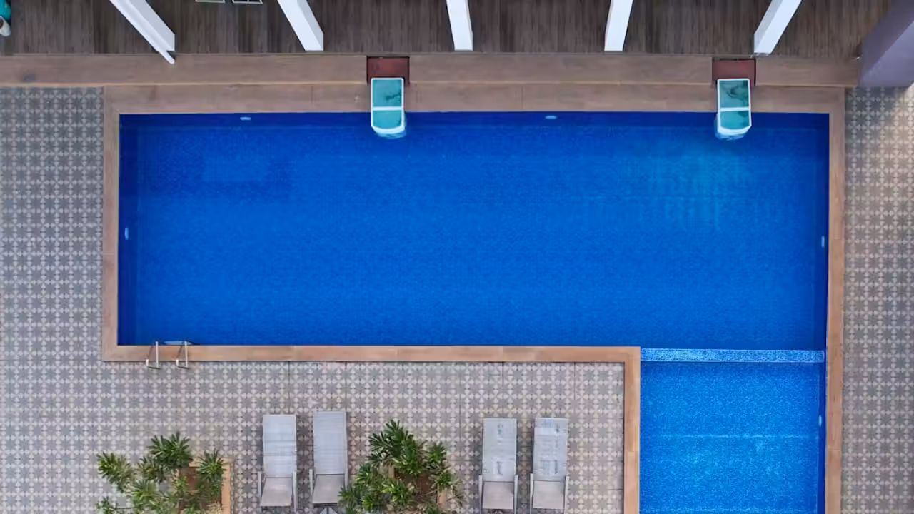 Couloirs d’une piscine publique éclairée, préparés pour accueillir un groupe scolaire hors temps de baignade