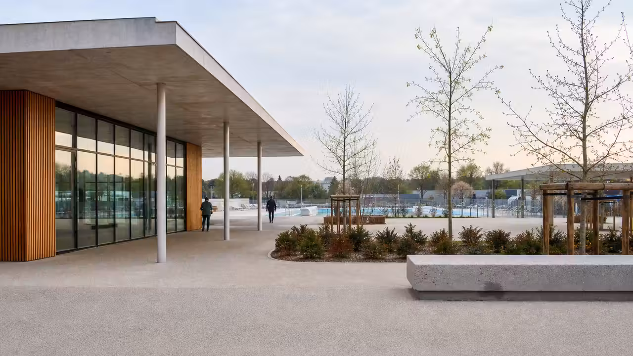 Lignes d’eau et bassin couvert d’une piscine publique, sans nageur au premier plan