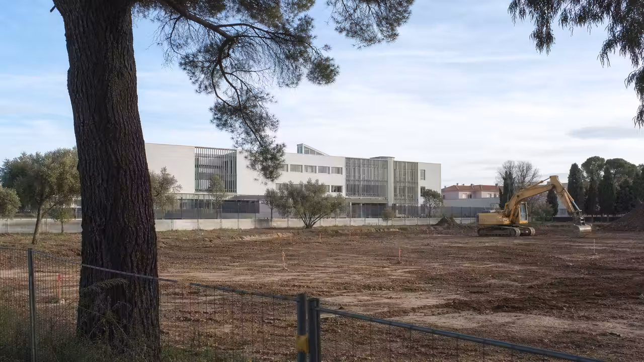 Un terrain urbain voisin d’un collège, envisagé pour accueillir une future piscine municipale.