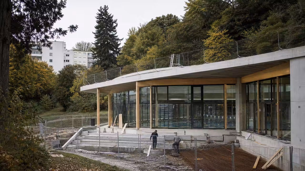 Chantier d’une piscine municipale entouré d’arbres, avec bassin couvert en construction à Nantes