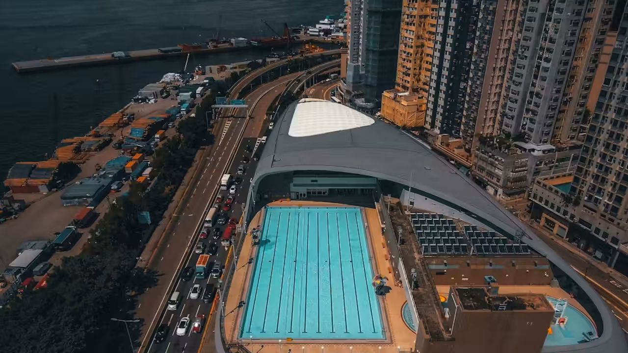 Bassin sportif moderne d’un centre aquatique public vide, lignes d’eau et lumière naturelle sur l’eau