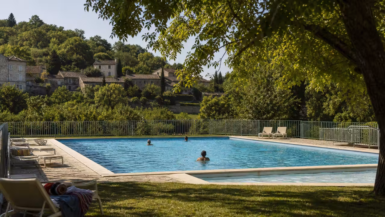 Grand bassin extérieur et solarium verdoyant d’une piscine publique lors d’une chaude journée d’été
