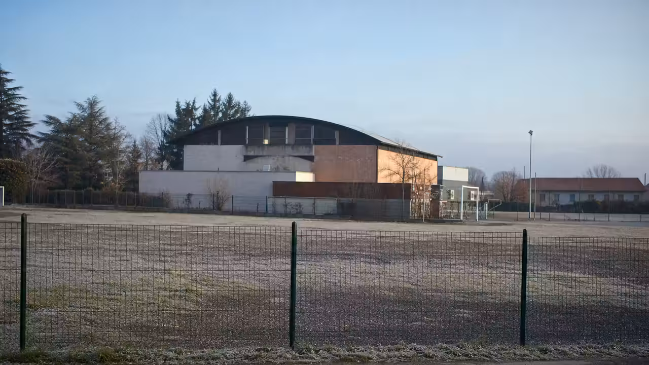 Terrain d'un complexe sportif municipal français en attente d'un futur équipement aquatique