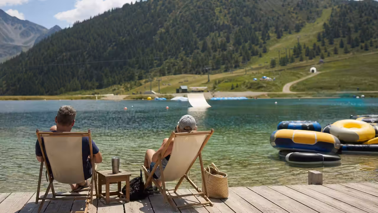 Aménagement de baignade en lac de montagne avec platelage en bois, bouées et zones de détente au bord de l’eau