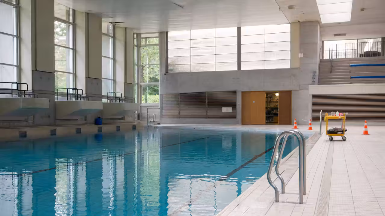 Bassin couvert vide dans un centre aquatique pendant une fermeture technique temporaire