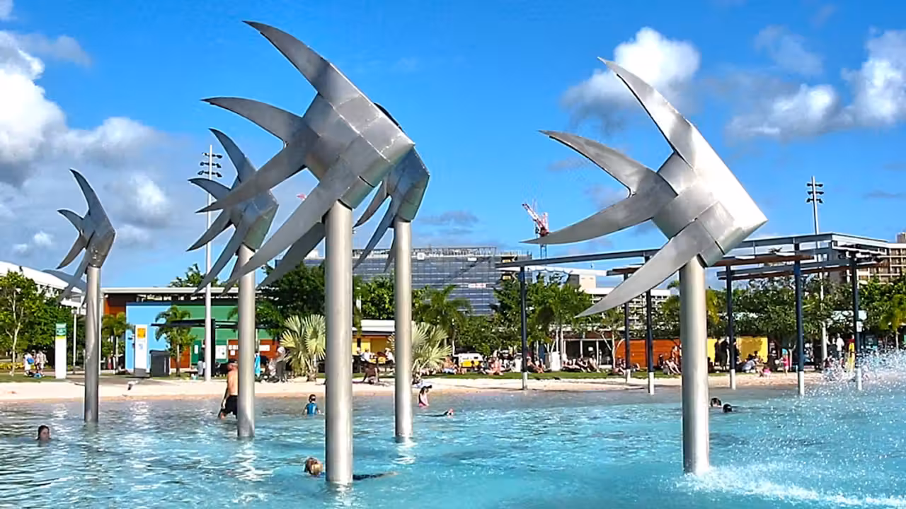 Bassin couvert de 25 mètres d’une piscine publique, lignes d’eau et baies vitrées en lumière naturelle