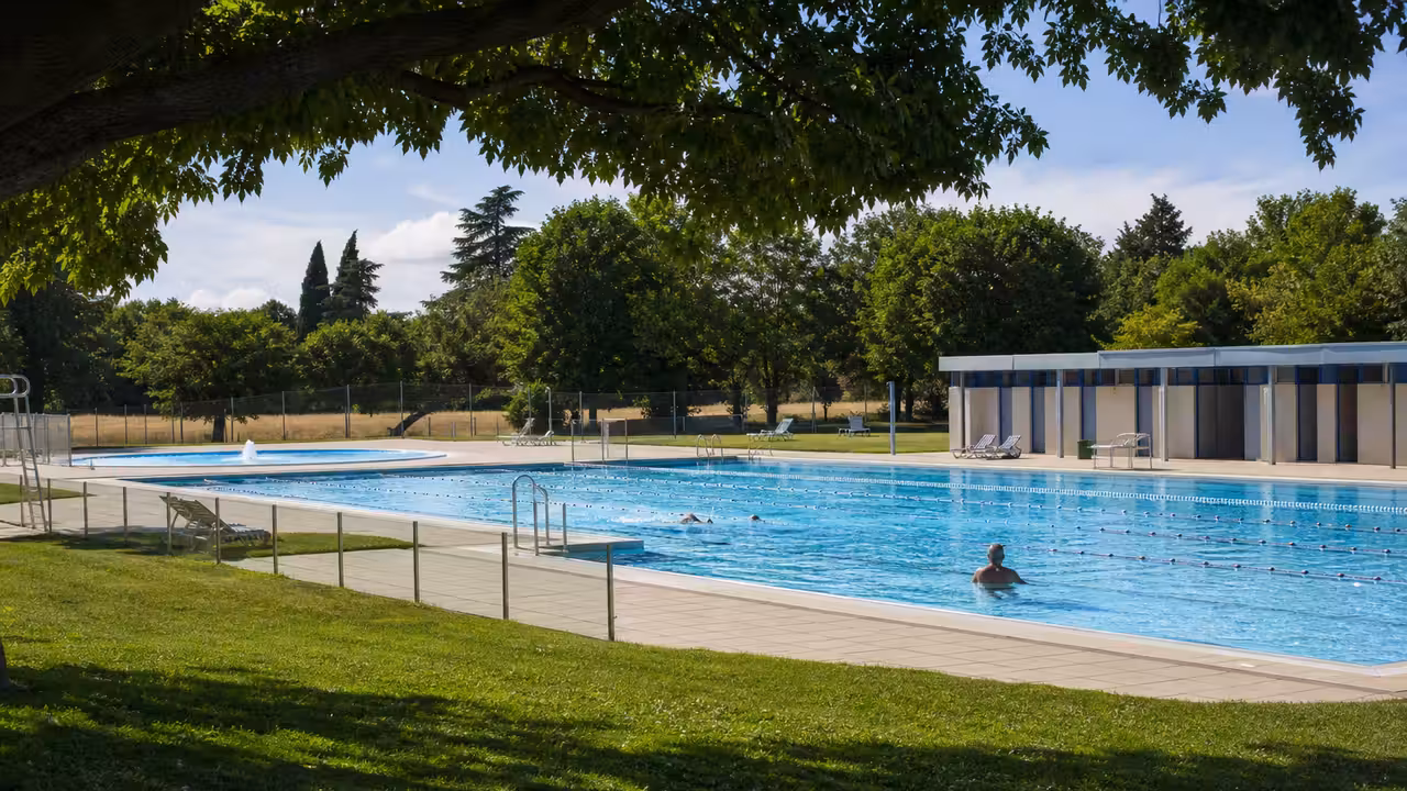 Bassin extérieur de 25 mètres et plage de piscine municipale dans un cadre verdoyant à Salies-de-Béarn