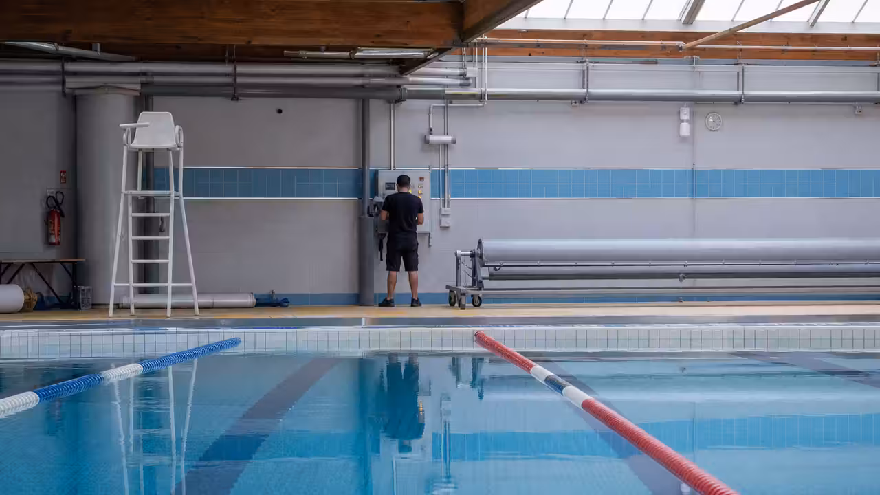Bassin d’une piscine municipale vide pendant une opération de contrôle de la qualité de l’eau
