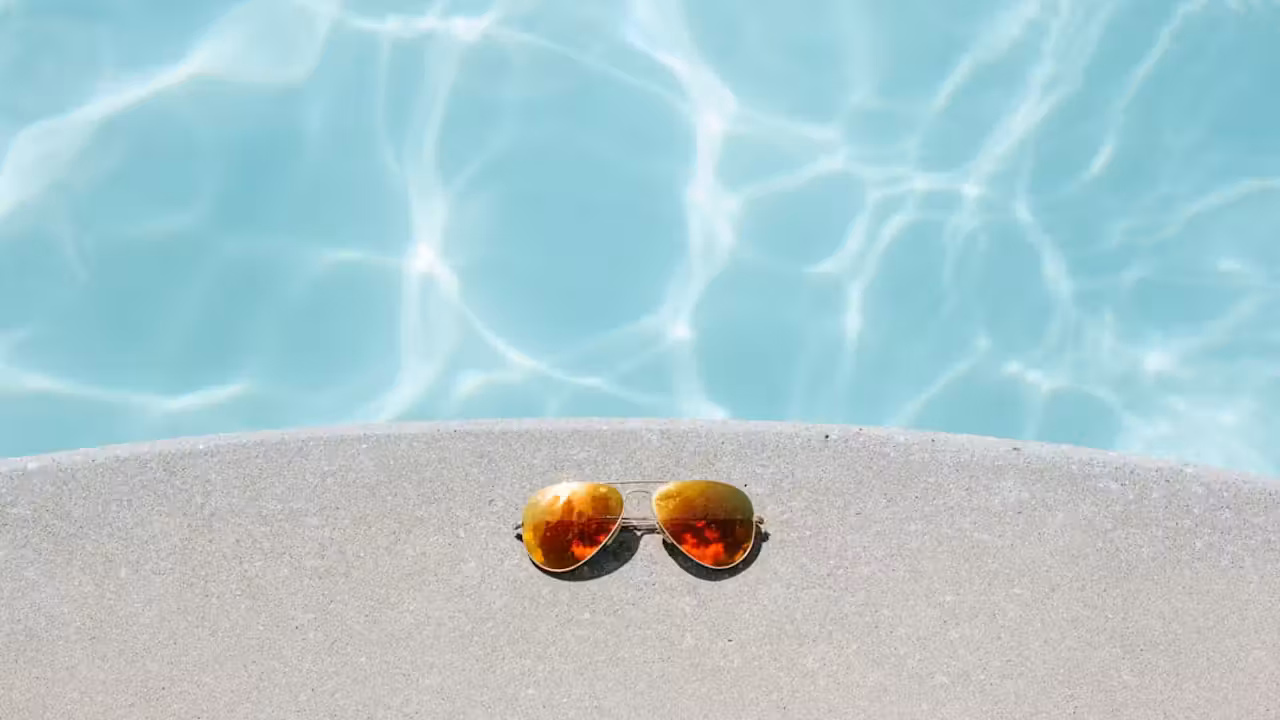 Bassin de 25 mètres vide, lignes d’eau et plage antidérapante dans un centre aquatique municipal.