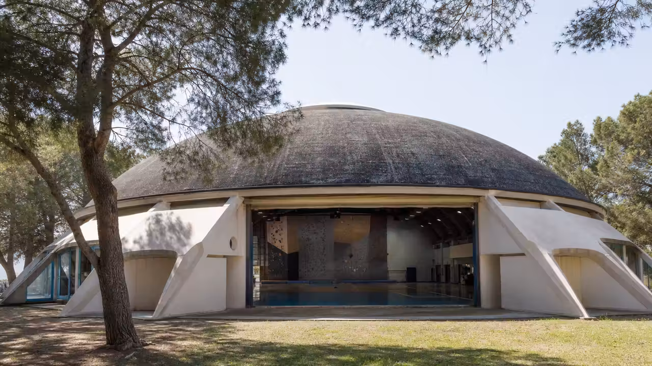 Le dôme d’une ancienne piscine municipale réhabilité en salle polyvalente lumineuse et ouverte