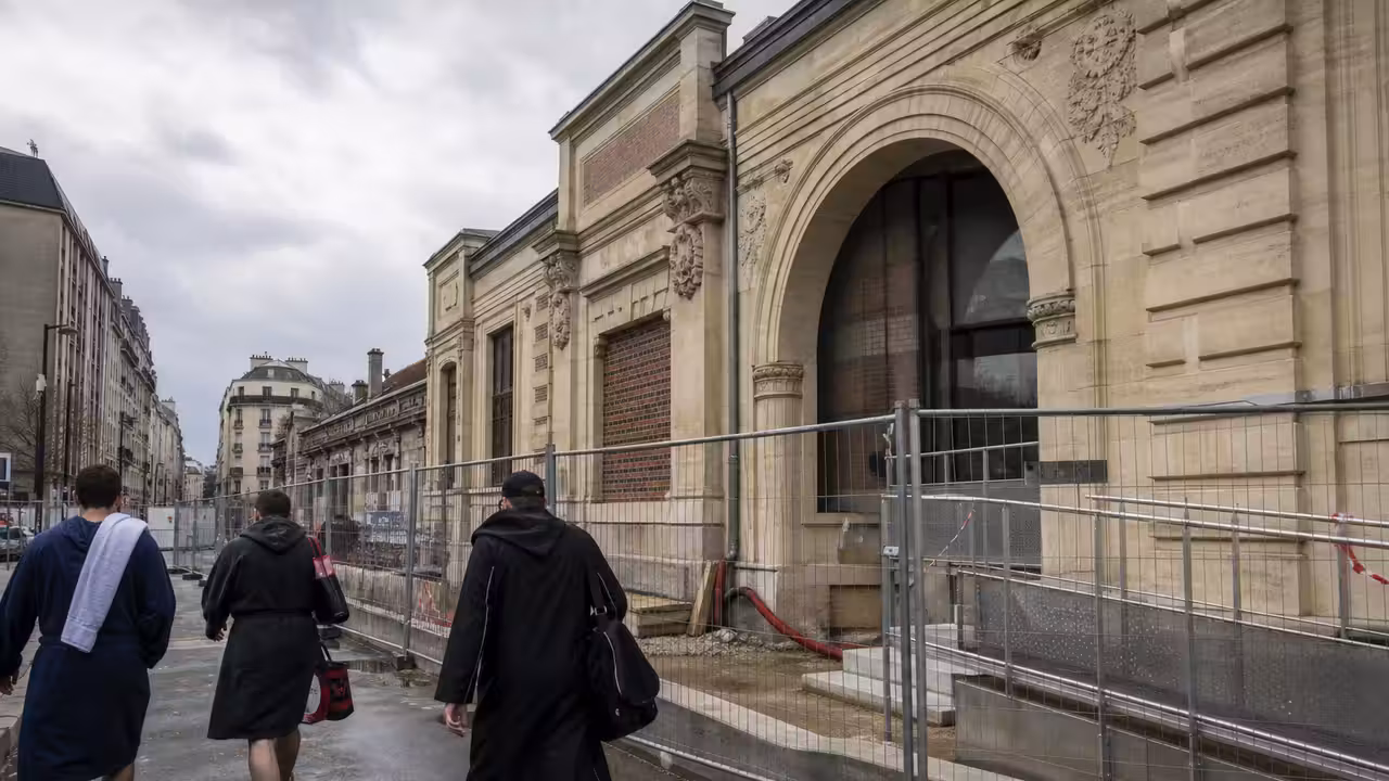 Entrée d’une piscine municipale parisienne ancienne en rénovation dans un quartier urbain dense