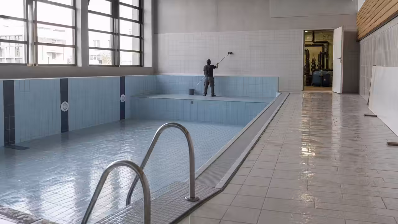 Bassin de piscine publique vide pendant une opération de nettoyage et de contrôle de la qualité de l’eau