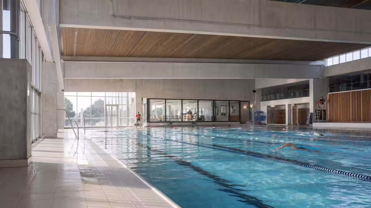 Vue intérieure de la piscine municipale rénovée du Bouscat avec bassin de nage et lignes d’eau