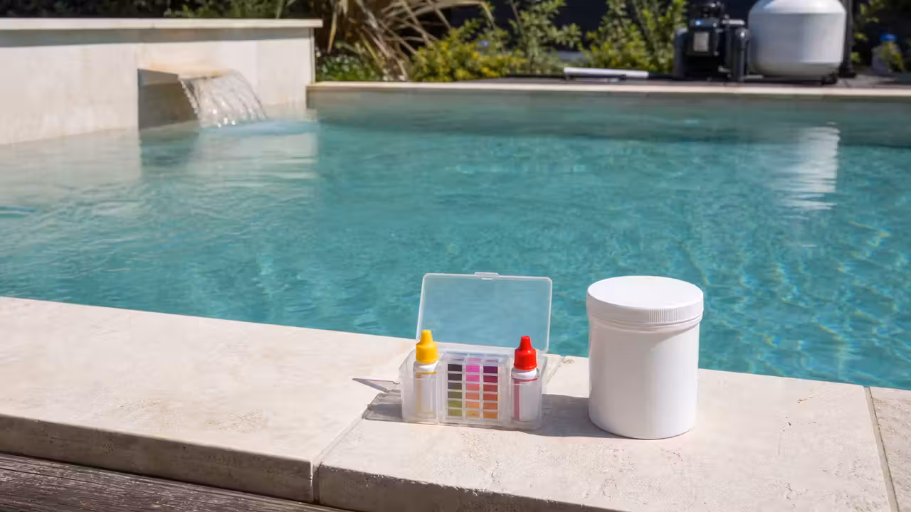 Piscine familiale à l’eau légèrement trouble, avec filtration en marche et matériel d’analyse posé au bord