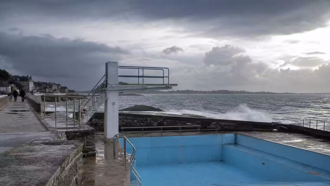 Piscine d’eau de mer sur le littoral breton, avec bassin et promenade face aux embruns
