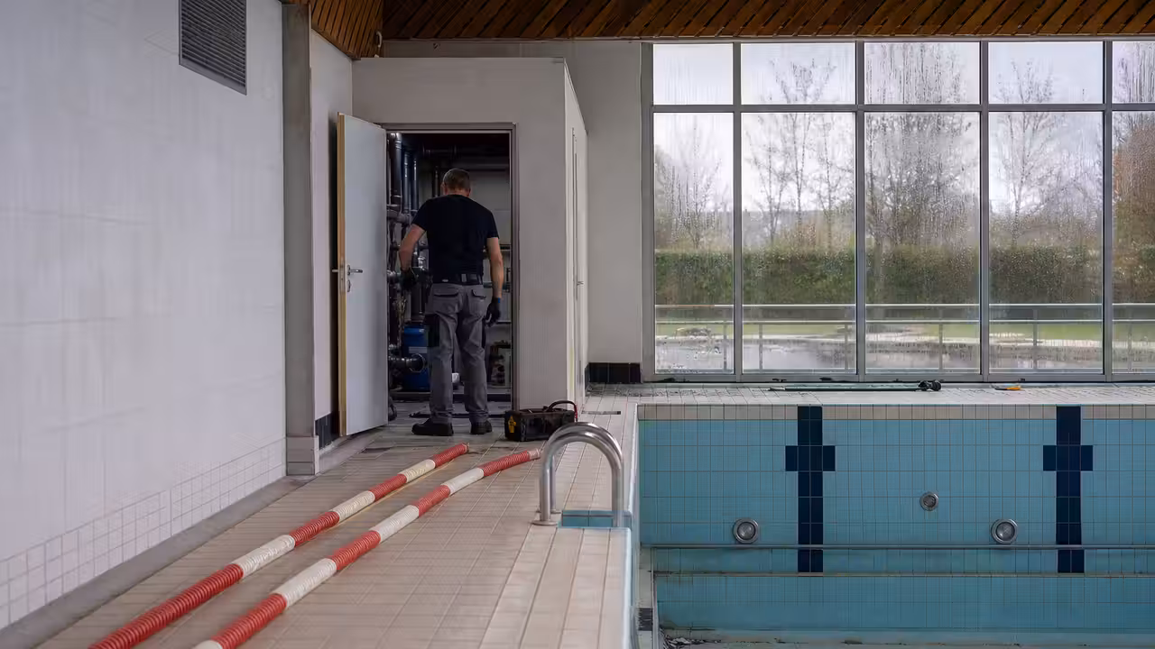 Bassin couvert vide pendant une intervention de maintenance dans une piscine publique française