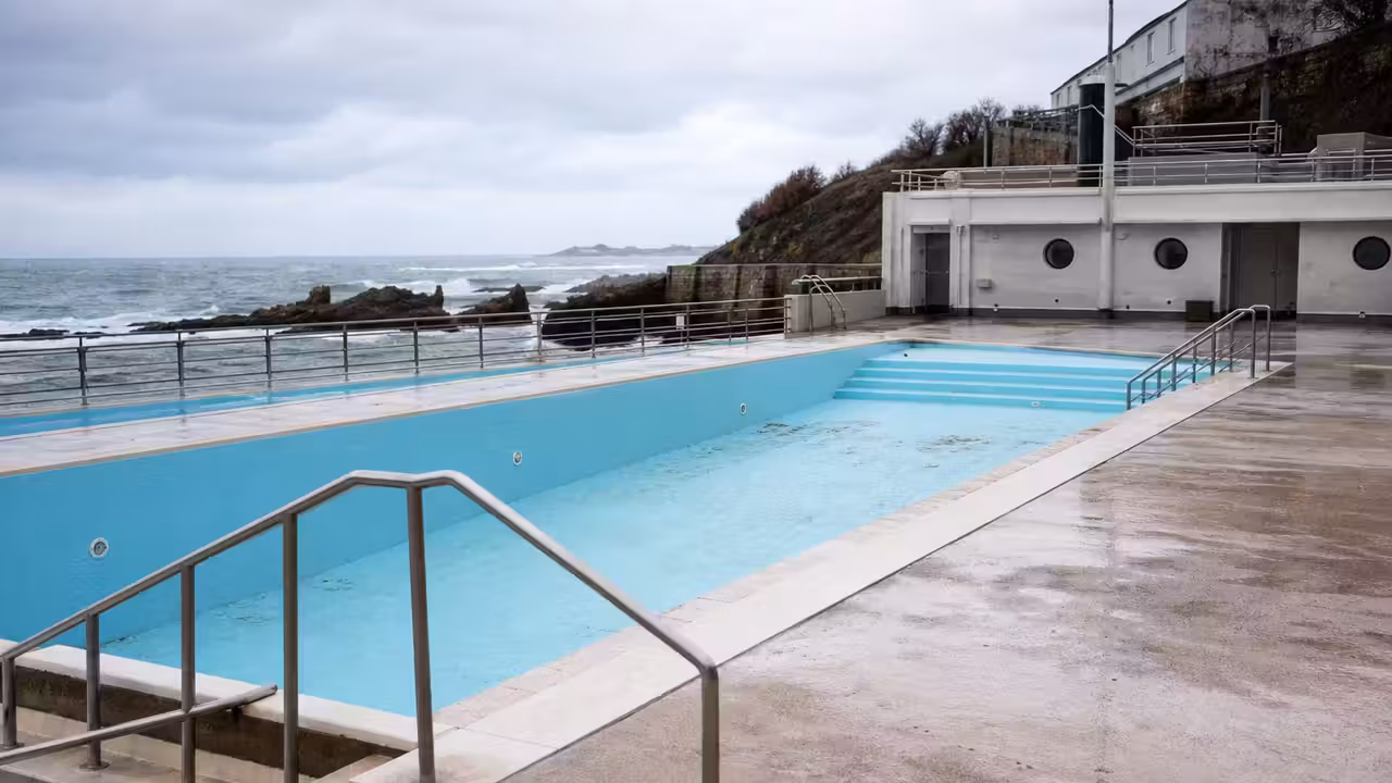 Bassin municipal d’eau de mer en bord d’océan, vide et fermé pendant une intervention technique
