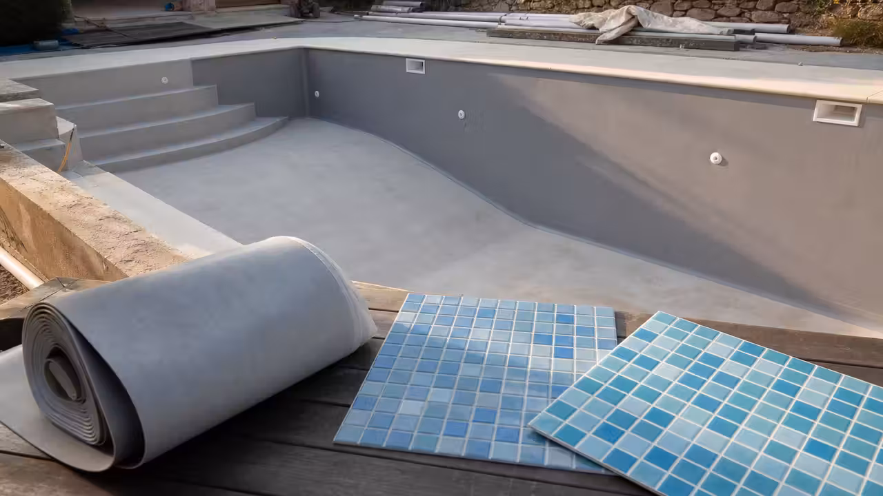 Comparaison de matières de revêtement au bord d’un bassin rénové, avec liner, mosaïque et membrane PVC.